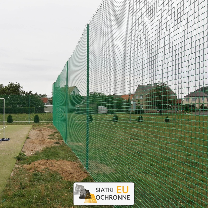 Piłkochwyt 4m - Piłkochwyt wysokości 4 m z siatką o rozmiarach 4,5x4,5 cm i grubości 3 mm Piłkochwyt 4m - Piłkochwyt wysokości 4 m z siatką o rozmiarach 4,5x4,5 cm i grubości 3 mm - sklep SiatkiOchronne.eu - zdjęcie 1