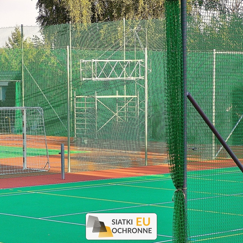 Piłkochwyt 4m - Siatkowy zasłon z słupami o wysokości 4m i oczkami 6x6cm, grubość 4mm Piłkochwyt 4m - Siatkowy zasłon z słupami o wysokości 4m i oczkami 6x6cm, grubość 4mm - sklep SiatkiOchronne.eu - zdjęcie 1