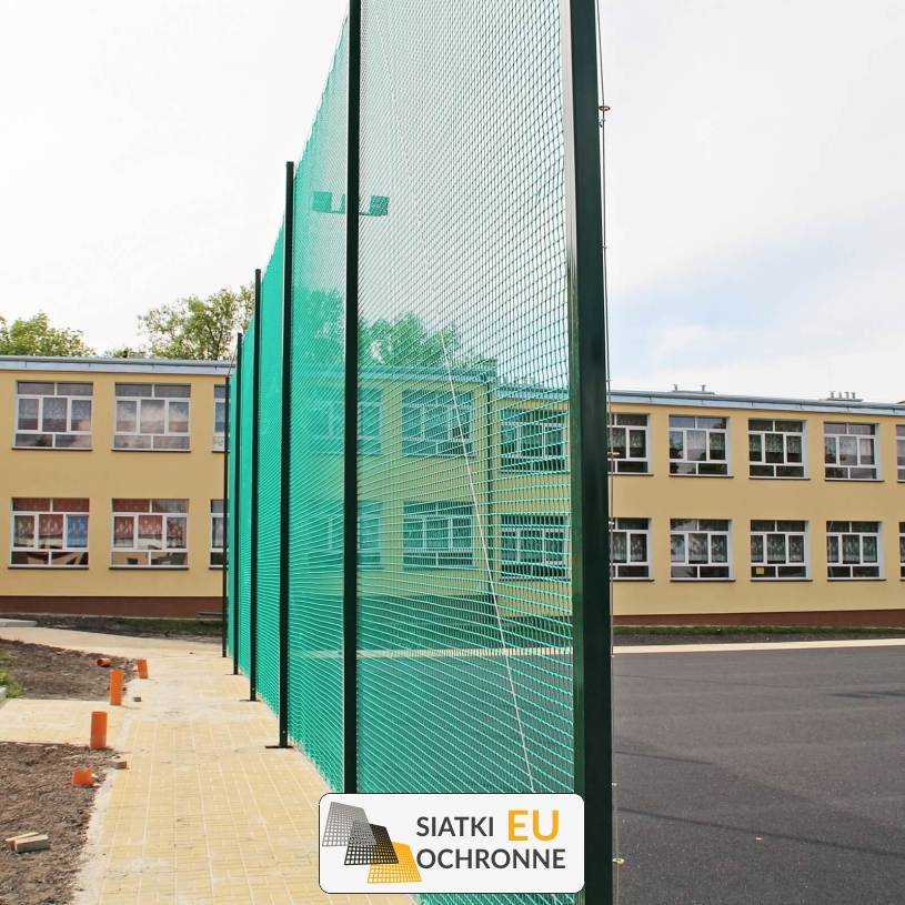 Piłkochwyt 6m - Piłkochwyt na boisko o wysokości 6m ze słupami i siatką 4,5x4,5cm o grubości 3mm Piłkochwyt 6m - Piłkochwyt na boisko o wysokości 6m ze słupami i siatką 4,5x4,5cm o grubości 3mm - sklep SiatkiOchronne.eu - zdjęcie 1