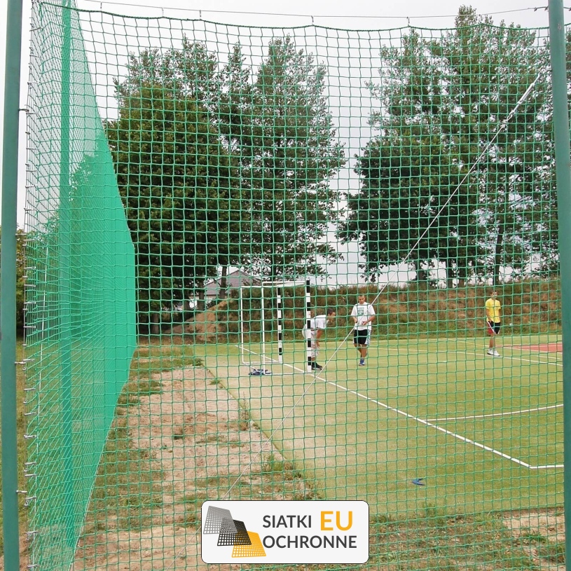 Piłkochwyt 4m - Słupy i siatka piłkochwytowa z oczkami 8x8 cm i grubością 5 mm Piłkochwyt 4m - Słupy i siatka piłkochwytowa z oczkami 8x8 cm i grubością 5 mm - sklep SiatkiOchronne.eu - zdjęcie 1