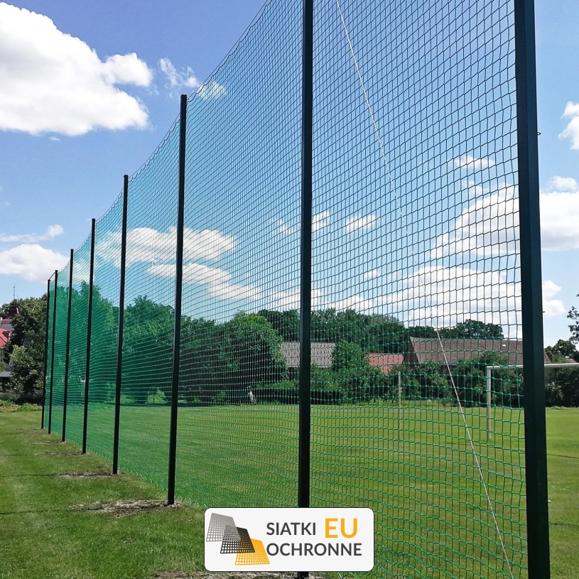 Piłkochwyt 4m - Słupy i siatka z oczkiem o wymiarach 6x6cm i grubości 4mm na piłkochwyt o wysokości 4m Piłkochwyt 4m - Słupy i siatka z oczkiem o wymiarach 6x6cm i grubości 4mm na piłkochwyt o wysokości 4m - sklep SiatkiOchronne.eu - zdjęcie 1