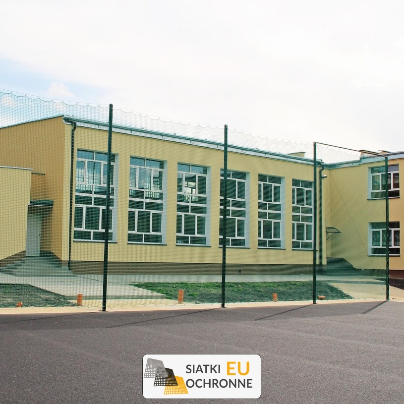 Piłkochwyt 5m - Słupy i siatka na piłkochwyt z oczkami 4,5x4,5cm i grubością sznurka 4mm o wysokości 5m Piłkochwyt 5m - Słupy i siatka na piłkochwyt z oczkami 4,5x4,5cm i grubością sznurka 4mm o wysokości 5m - sklep SiatkiOchronne.eu - zdjęcie 1