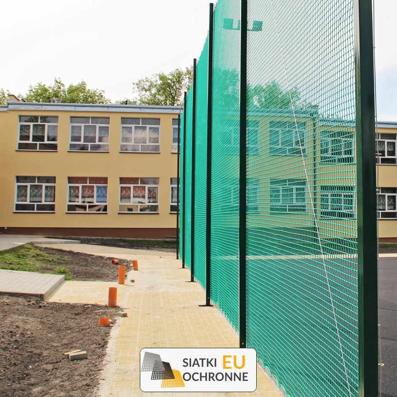 Piłkochwyt 5m - Słupy i siatka z oczkiem 4,5x4,5 cm, grubości 3 mm dla piłkochwytu Piłkochwyt 5m - Słupy i siatka z oczkiem 4,5x4,5 cm, grubości 3 mm dla piłkochwytu - sklep SiatkiOchronne.eu - zdjęcie 1