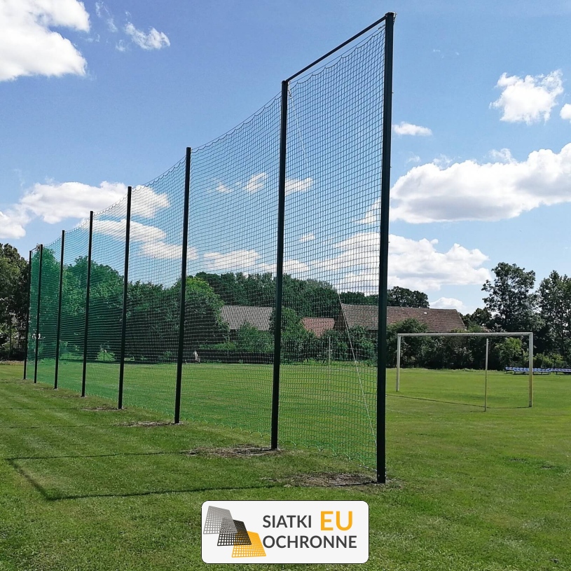 Piłkochwyt 5m - Słupy i siatka piłkochwytowa o oczku 10x10cm i grubości 6mm Piłkochwyt 5m - Słupy i siatka piłkochwytowa o oczku 10x10cm i grubości 6mm - sklep SiatkiOchronne.eu - zdjęcie 1