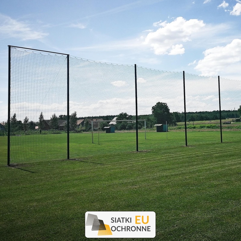 Piłkochwyt 5m - Słupy i siatka o grubości 4mm i oczkach 10x10cm idealna jako piłkochwyt.e Piłkochwyt 5m - Słupy i siatka o grubości 4mm i oczkach 10x10cm idealna jako piłkochwyt.e - sklep SiatkiOchronne.eu - zdjęcie 1
