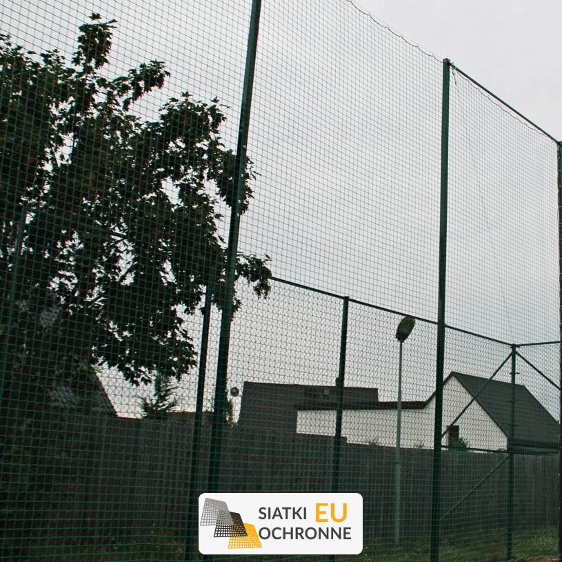 Piłkochwyt 5m - Słupy i siatka o oczku 8x8cm i grubości 6mm idealna jako piłkochwyt Piłkochwyt 5m - Słupy i siatka o oczku 8x8cm i grubości 6mm idealna jako piłkochwyt - sklep SiatkiOchronne.eu - zdjęcie 1