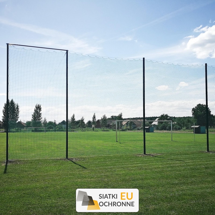 Piłkochwyt 6m - Słupy i siatka oczko 8x8cm o grubości 6mm, idealna jako piłkochwyt Piłkochwyt 6m - Słupy i siatka oczko 8x8cm o grubości 6mm, idealna jako piłkochwyt - sklep SiatkiOchronne.eu - zdjęcie 1