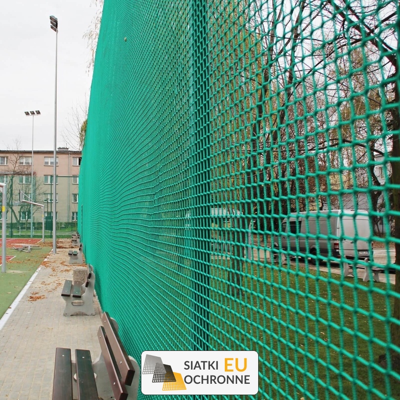 Piłkochwyt 6m - Słupy i siatka o grubości 4mm z oczkiem 4,5x4,5cm idealna na piłkochwyt Piłkochwyt 6m - Słupy i siatka o grubości 4mm z oczkiem 4,5x4,5cm idealna na piłkochwyt - sklep SiatkiOchronne.eu - zdjęcie 1