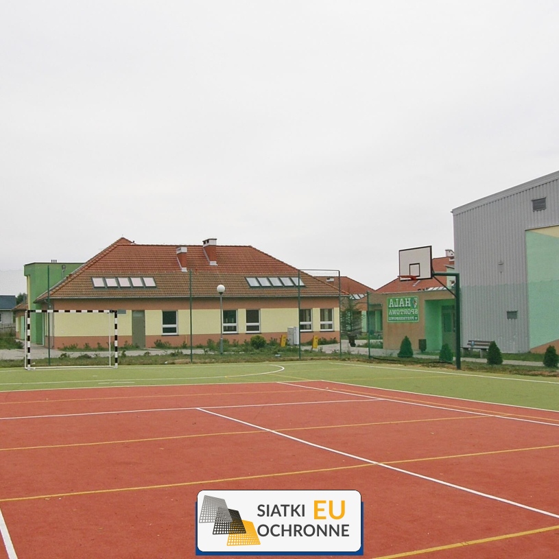 Ogrodzenie boiska 5m wys. z słupami i siatką 10x10cm o grubości 5mm Ogrodzenie boiska 5m wys. z słupami i siatką 10x10cm o grubości 5mm - sklep SiatkiOchronne.eu - zdjęcie 1