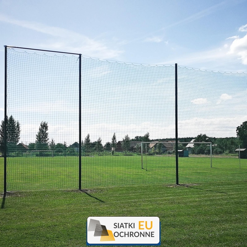 Ogrodzenie boiska 6m wys. z słupami i siatką 10x10cm o grubości 5mm Ogrodzenie boiska 6m wys. z słupami i siatką 10x10cm o grubości 5mm - sklep SiatkiOchronne.eu - zdjęcie 1