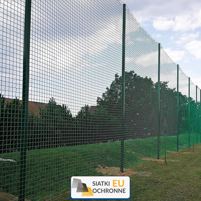 Ogrodzenie boiska 6m wys. z słupami i siatką 10x10cm o grubości 6mm Ogrodzenie boiska 6m wys. z słupami i siatką 10x10cm o grubości 6mm - sklep SiatkiOchronne.eu - zdjęcie 1