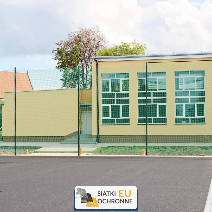 Ogrodzenie boiska 6m wys. z słupami i siatką 4,5x4,5cm o grubości 4mm Ogrodzenie boiska 6m wys. z słupami i siatką 4,5x4,5cm o grubości 4mm - sklep SiatkiOchronne.eu - zdjęcie 1