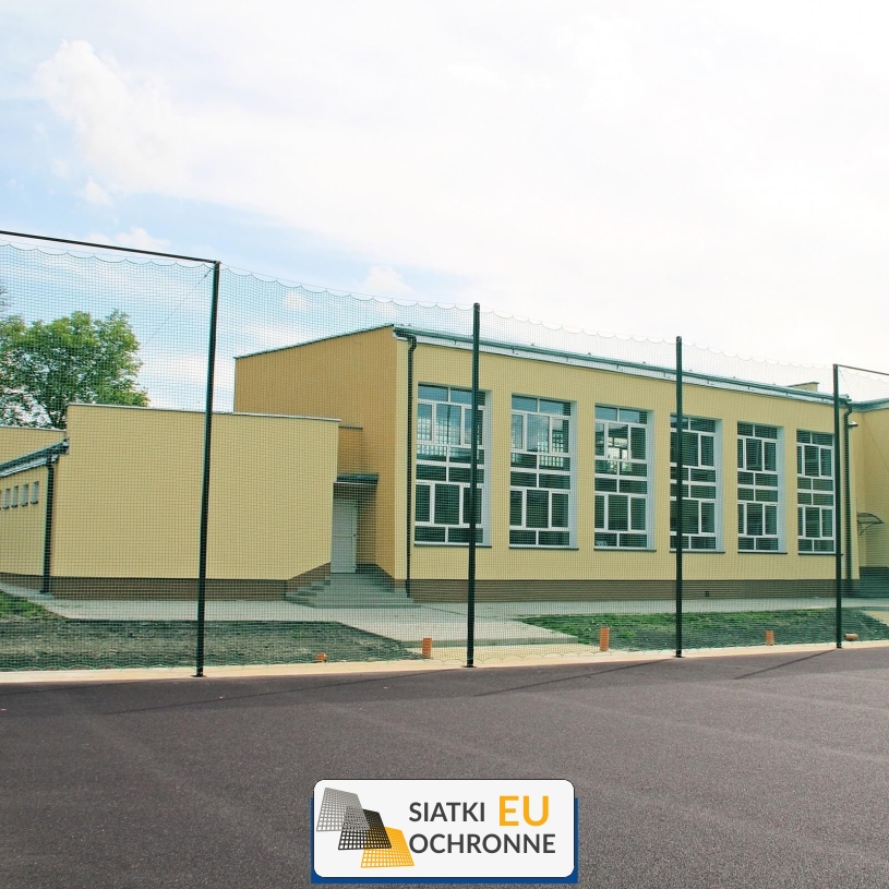 Ogrodzenie boiska 6m wys. z słupami i siatką 6x6cm o grubości 4mm Ogrodzenie boiska 6m wys. z słupami i siatką 6x6cm o grubości 4mm - sklep SiatkiOchronne.eu - zdjęcie 1