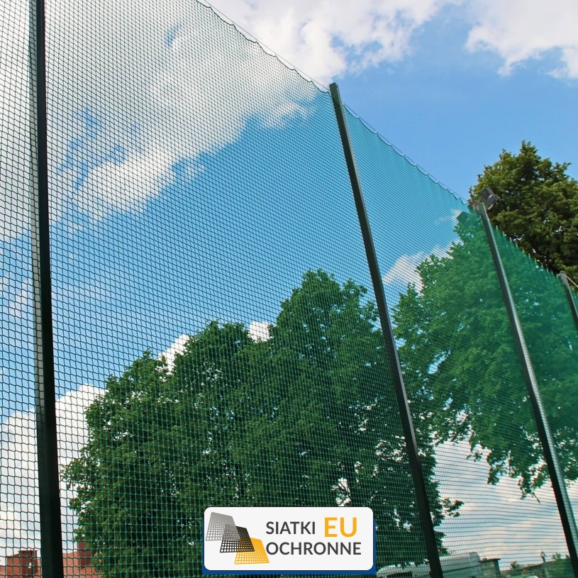 Ogrodzenie boiska 4m wys. z słupami i siatką 8x8cm o grubości 5mm Ogrodzenie boiska 4m wys. z słupami i siatką 8x8cm o grubości 5mm - sklep SiatkiOchronne.eu - zdjęcie 1