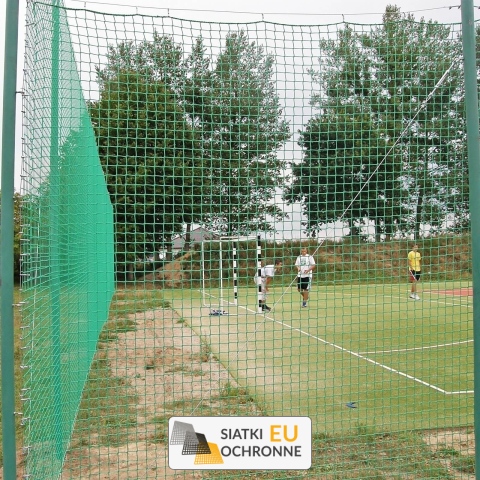Piłkochwyt 4m - Słupy i siatka piłkochwytowa z oczkami 8x8 cm i grubością 5 mm