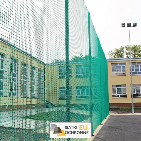 Piłkochwyt 4m - Słupy i siatka z oczkami 4,5x4,5cm o grubości 3mm do piłkochwytu