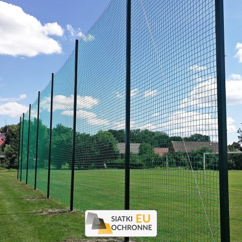 Piłkochwyt 4m - Słupy i siatka z oczkiem o wymiarach 6x6cm i grubości 4mm na piłkochwyt o wysokości 4m