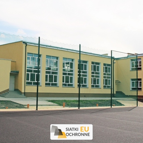 Piłkochwyt 5m - Słupy i siatka na piłkochwyt z oczkami 4,5x4,5cm i grubością sznurka 4mm o wysokości 5m