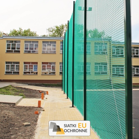 Piłkochwyt 5m - Słupy i siatka z oczkiem 4,5x4,5 cm, grubości 3 mm dla piłkochwytu