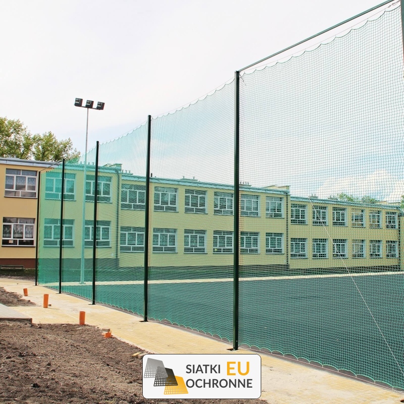 Piłkochwyt 4m - Siatkowy zestaw piłkochwytów, wysokość 4m, z słupami i siatką o oczkach 8x8cm oraz grubości 5mm Piłkochwyt 4m - Siatkowy zestaw piłkochwytów, wysokość 4m, z słupami i siatką o oczkach 8x8cm oraz grubości 5mm - sklep SiatkiOchronne.eu - zdjęcie 1