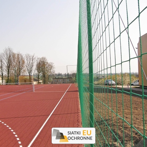 Piłkochwyt 4m - Słupy z siatką 10x10cm o grubości 4mm o wysokości 4m