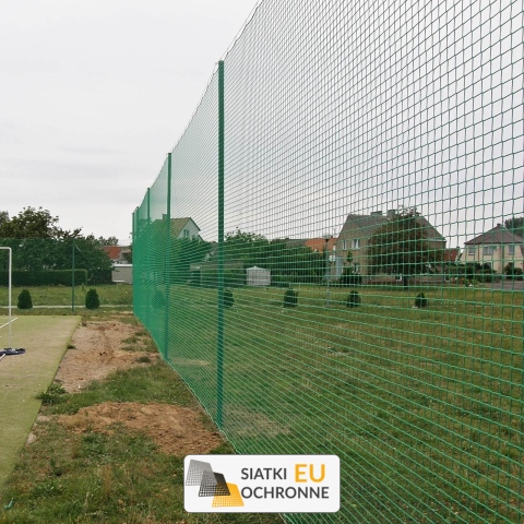 Piłkochwyt 4m - Piłkochwyt wysokości 4 m z siatką o rozmiarach 4,5x4,5 cm i grubości 3 mm