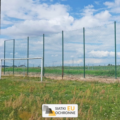 Piłkochwyt 5m - Słupki z siatką 10x10cm o grubości 4mm i wysokości 5m