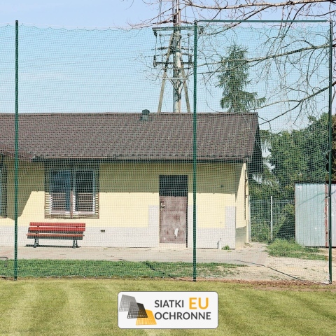 Piłkochwyt 6m - Słupki z siatką sznurkową o wymiarach 10x10cm i grubości 4mm, wysokość 6m