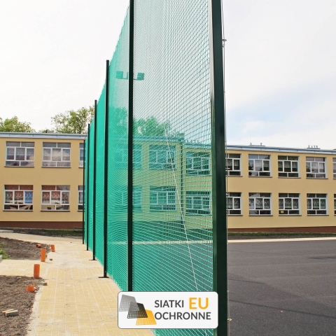 Piłkochwyt 6m - Piłkochwyt na boisko o wysokości 6m ze słupami i siatką 4,5x4,5cm o grubości 3mm