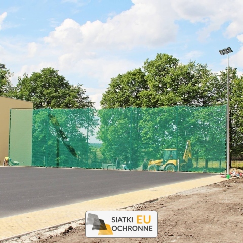 Piłkochwyt 6m - Piłkochwyt na obiekt sportowy z solidnymi słupami i siatką 4,5x4,5cm o grubości 4mm, o wysokości 6m