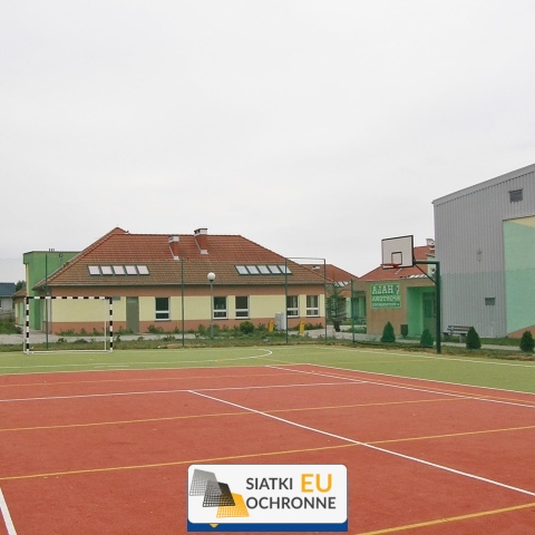 Ogrodzenie boiska 5m wys. z słupami i siatką 10x10cm o grubości 5mm