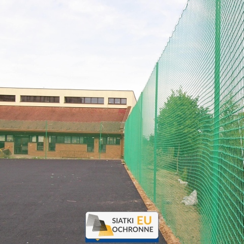 Ogrodzenie boiska 5m wys. z słupami i siatką 10x10cm o grubości 4mm