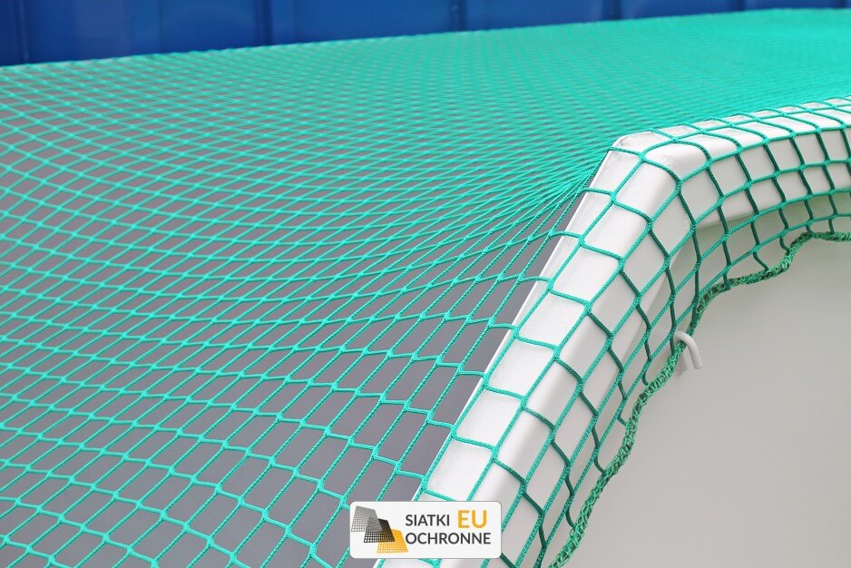 Siatka zabezpieczająca ładunek na przyczepie