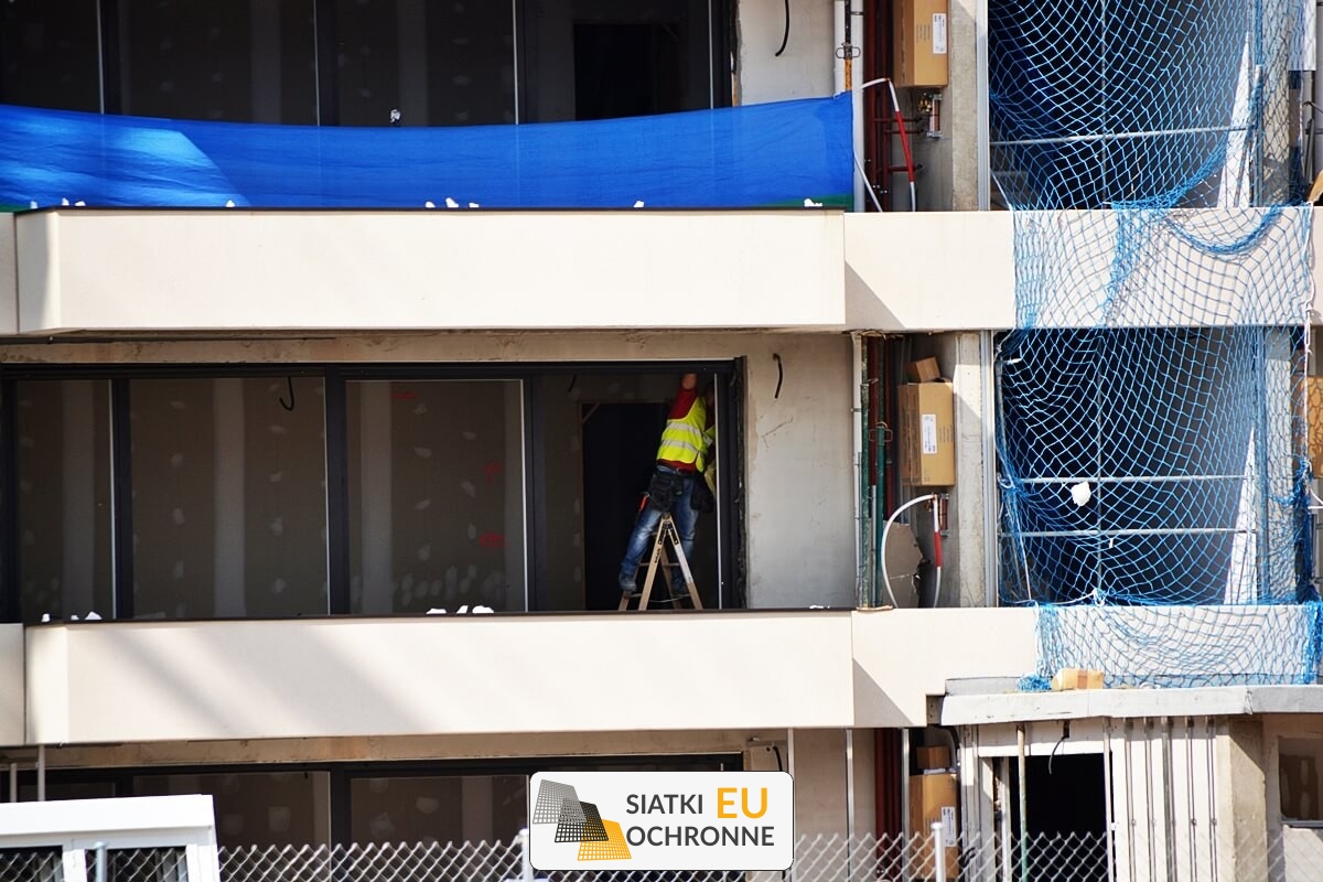   SiatkiOchronne.eu - Siatki zabezpieczające wnęki na klatek schodowych podczas budowy i remontu 