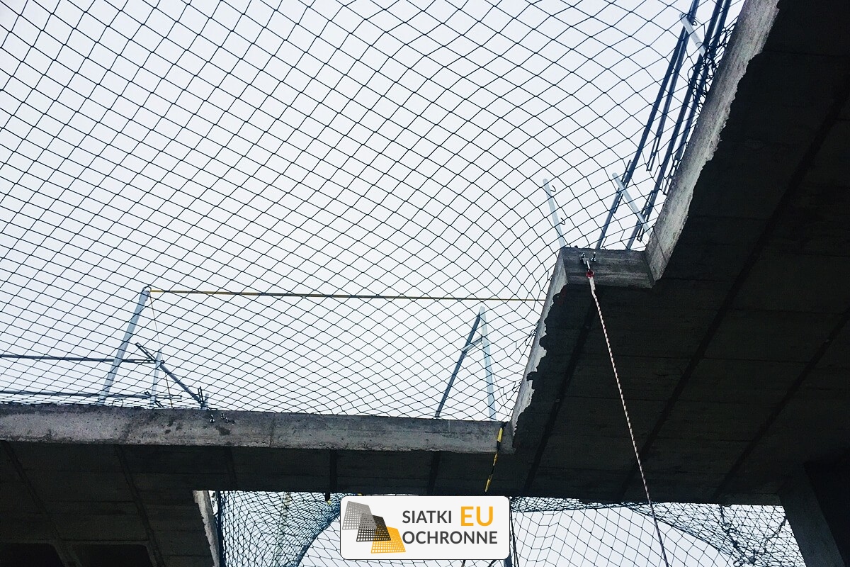 Siatka na otwarte wnęki Zabezpieczenie wnęk okiernych na budowie SiatkiOchronne.eu - Siatka na otwarte wnęki Zabezpieczenie wnęk okiernych na budowie