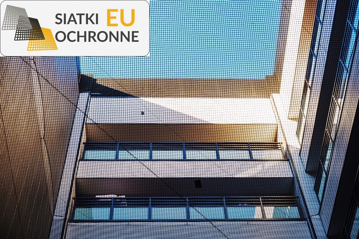 Bezpieczna siatka 2mm PE o wymiarach 4x4 do ochrony Twojego balkonu SiatkiOchronne.eu - Bezpieczna siatka 2mm PE o wymiarach 4x4 do ochrony Twojego balkonu