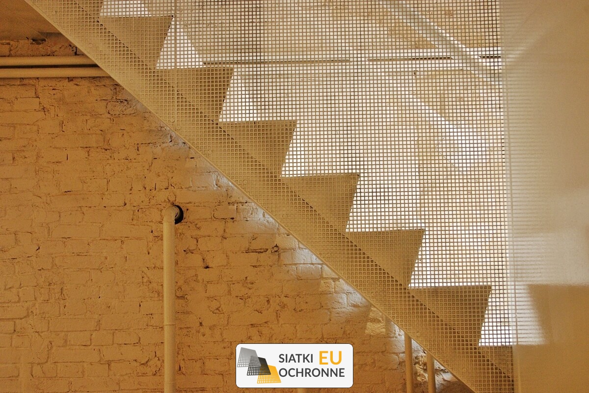 Siatka na schody Zabezpieczenie schodów siatką SiatkiOchronne.eu - Siatka na schody Zabezpieczenie schodów siatką