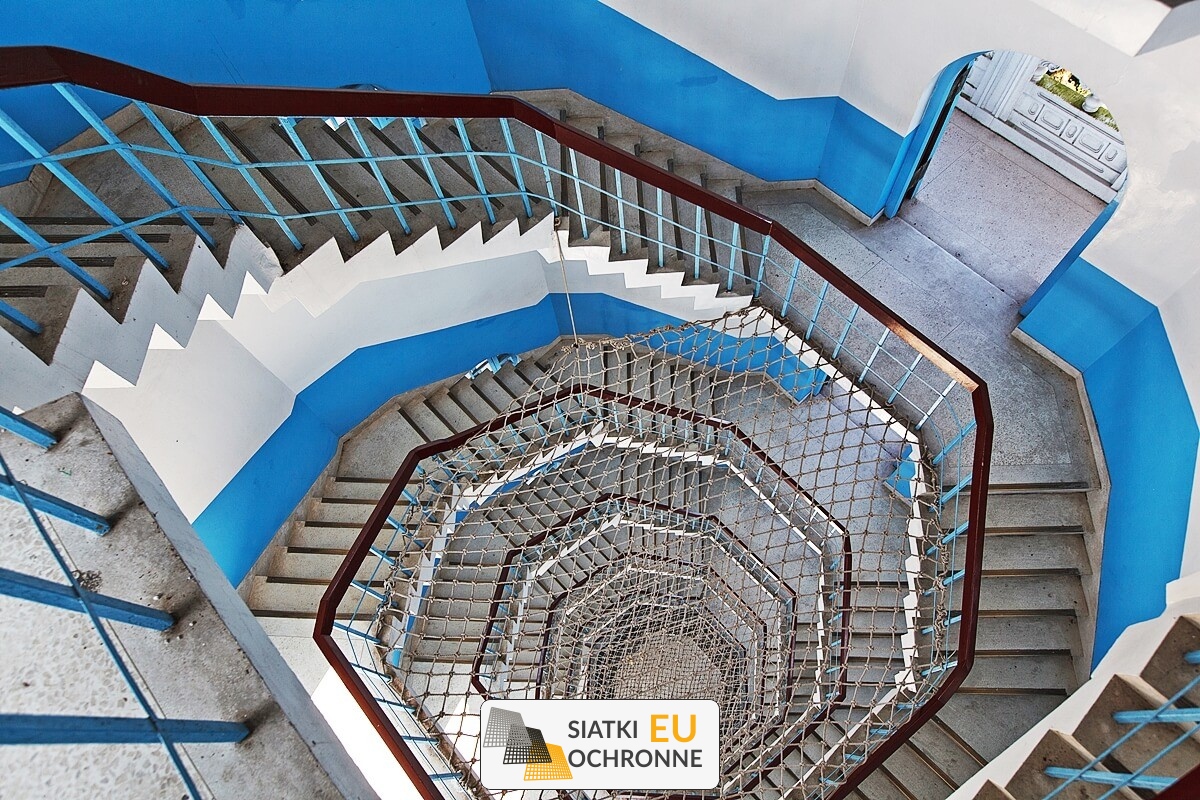   SiatkiOchronne.eu - Zabezpieczenie klatki schodowej siatką   Siatki na schody, drobne oczka    Siatka na klatkę schodową 