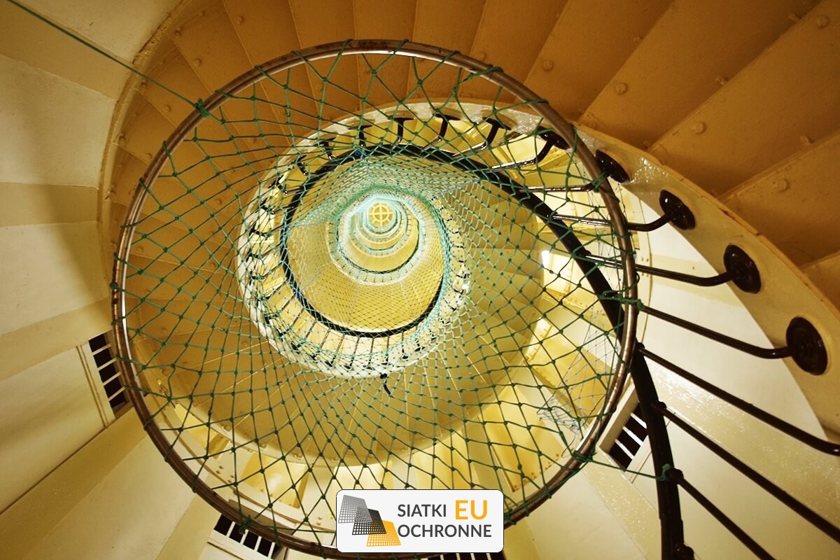   SiatkiOchronne.eu - Zabezpieczenie klatki schodowej siatką     Siatka na schody   zabezpieczenie klatek schodowych, mocna gruba siatka    Siatka na klatkę schodową 