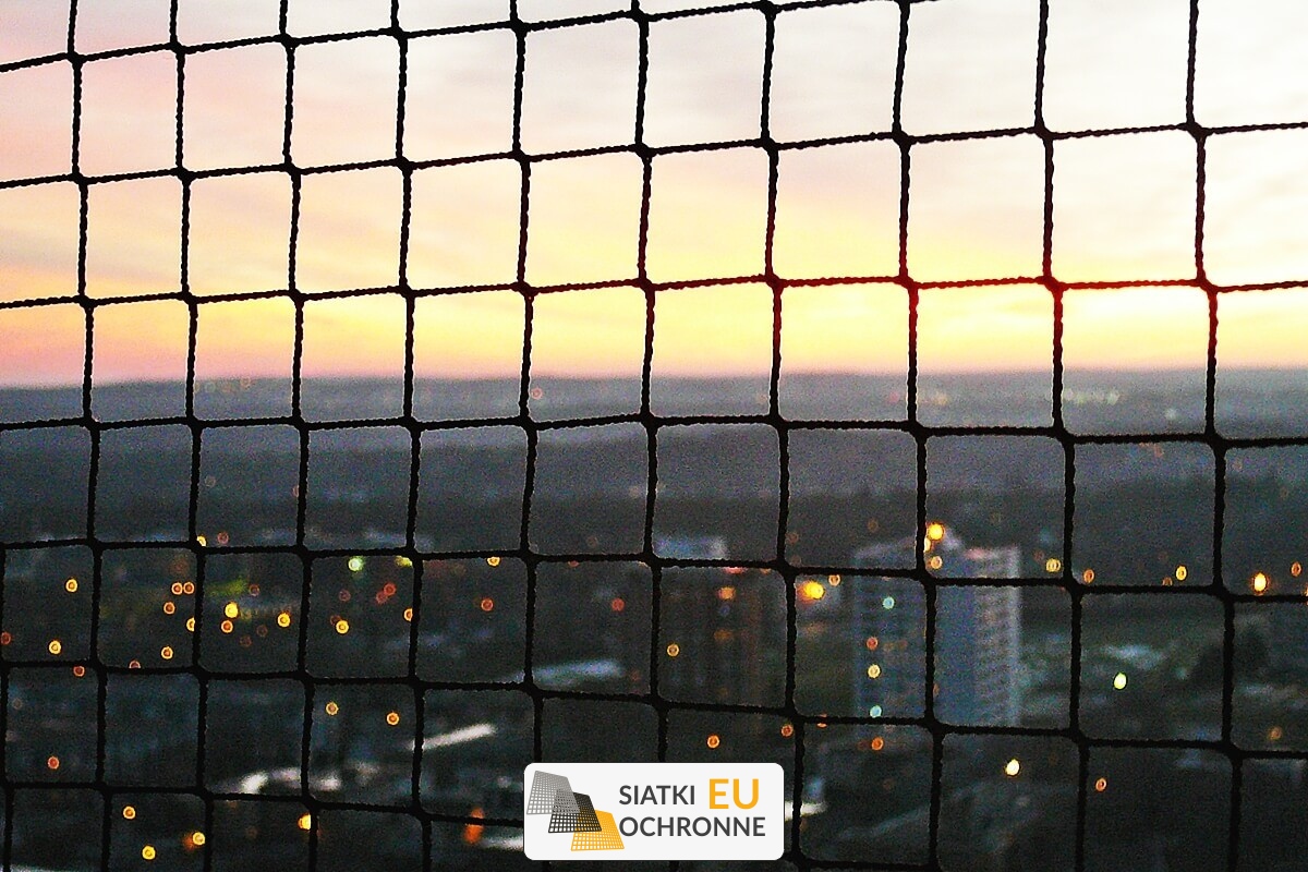   SiatkiOchronne.eu - Siatkowe półki podwieszane: skutecznie uporządkuj swoją piwnicę 