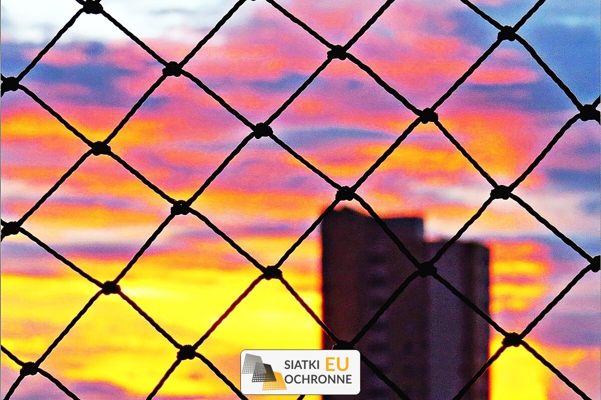   SiatkiOchronne.eu - Półki z siatki do piwnicy   Siatkowe półki do piwnicy 