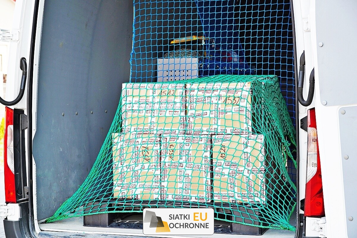   SiatkiOchronne.eu - Siłowna Przegroda z Siatki 10x10 cm, Grubość 4mm   Idealne dla Bezpiecznego Przewozu Towarów w Busie 