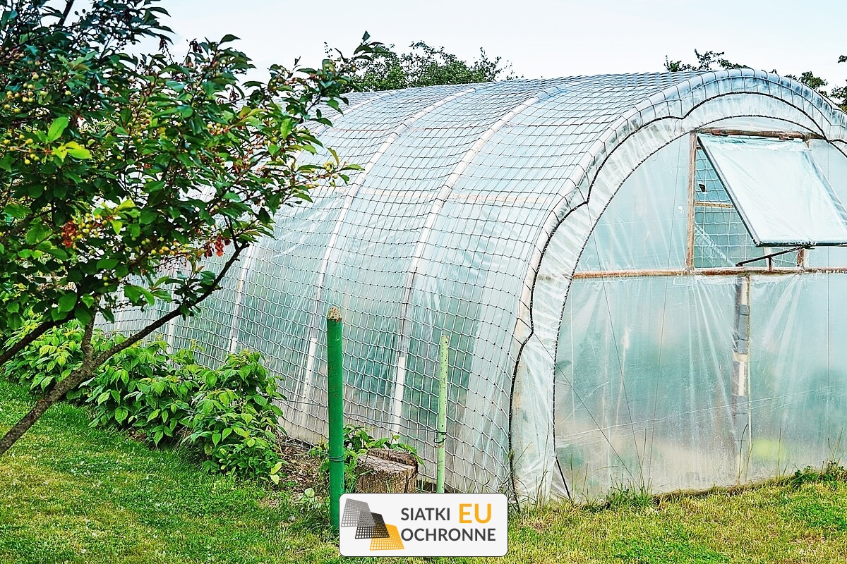 Siatka odporna na silne podmuchy wiatru do zabezpieczania tuneli foliowych SiatkiOchronne.eu - Siatka odporna na silne podmuchy wiatru do zabezpieczania tuneli foliowych