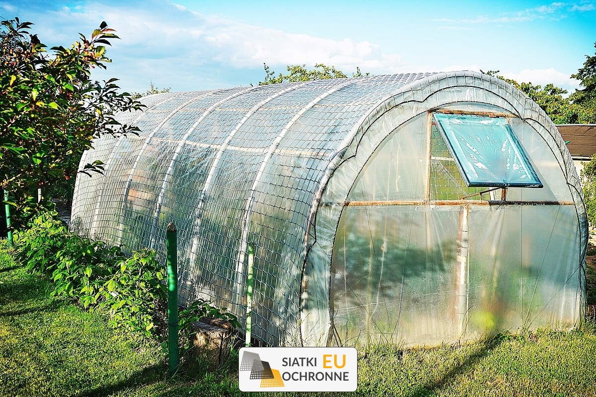   SiatkiOchronne.eu - Wzmocnienie tuneli foliowych — skuteczna ochrona przed silnym wiatrem 