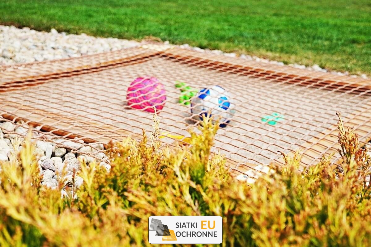   SiatkiOchronne.eu - Bezpieczne ograniczenie dla dziecięcej piaskownicy w ogrodzie 