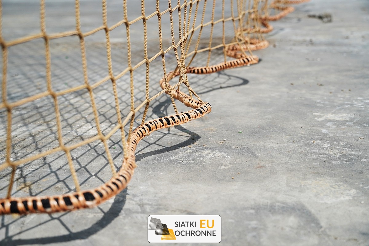  SiatkiOchronne.eu - Zadaszenie z roślin w ogrodzie - Siatka do rozwieszenia w ogrodzie w formie sufitu do oświetlenia lampionów i roślin 