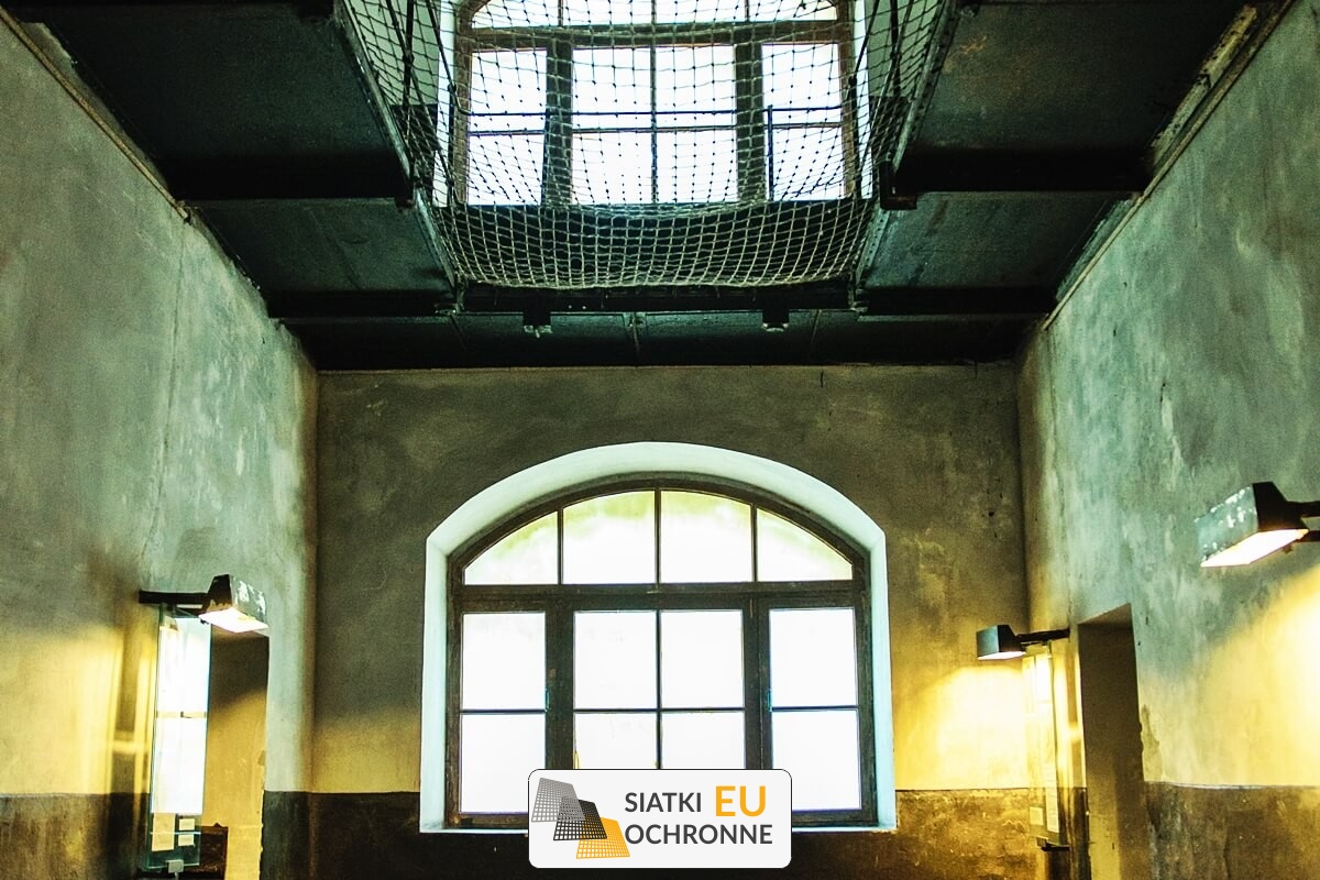   SiatkiOchronne.eu - Siatka ochronna do magazynu towarowego 