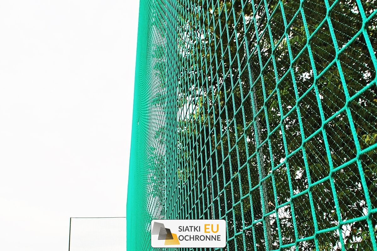   SiatkiOchronne.eu - Siatka sznurkowa do zabezpieczenia boiska szkolnego 