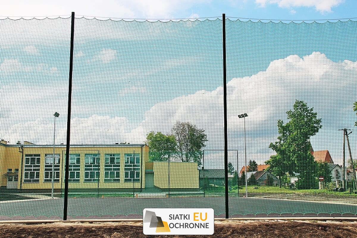   SiatkiOchronne.eu - Siatkowe ogrodzenie dla szkolnego boiska sportowego 