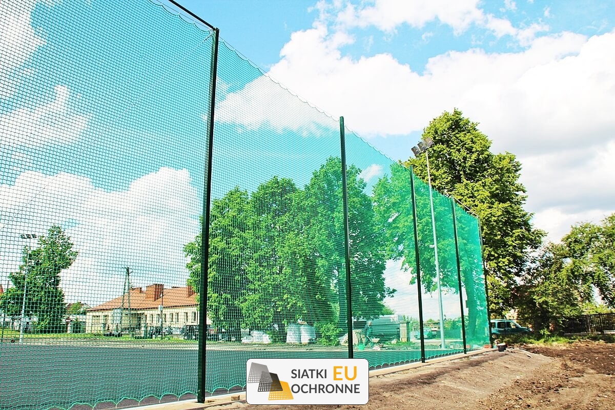   SiatkiOchronne.eu - Siatka ochronna dla szkolnych boisk sportowych 